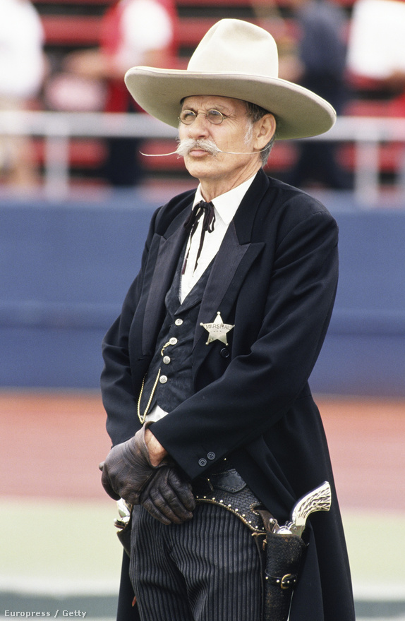 Texasi seriffnek öltözött színész egy amerikaifoci-meccs szünetében San Antonióban.