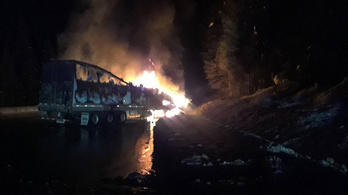 Hatalmas lángokkal égett egy kamion az M35-ösön