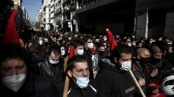 Könnygázzal oszlatják a görög diáktüntetéseket