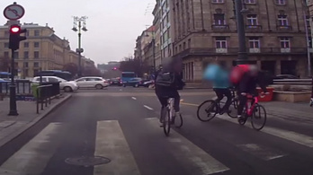 Ezt a budapesti bringást konkrétan nem hiszi el, hátrafelé haladva gázolt