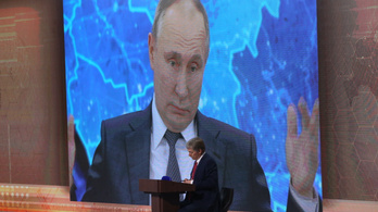 Nyolcmillió forintnak megfelelő rubelért kelt el a fotó a Vlagyimir Putyin képe alatt merengő rohamrendőrről