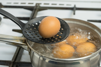 Így készíts tökéletes főtt tojást: nem esik szét, és a sárgája is krémes marad