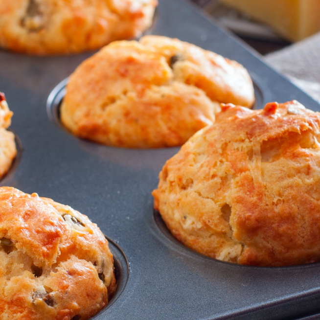 Sajtos-sonkás muffin szárított paradicsommal – Sós reggeli vagy könnyen szállítható ebéd