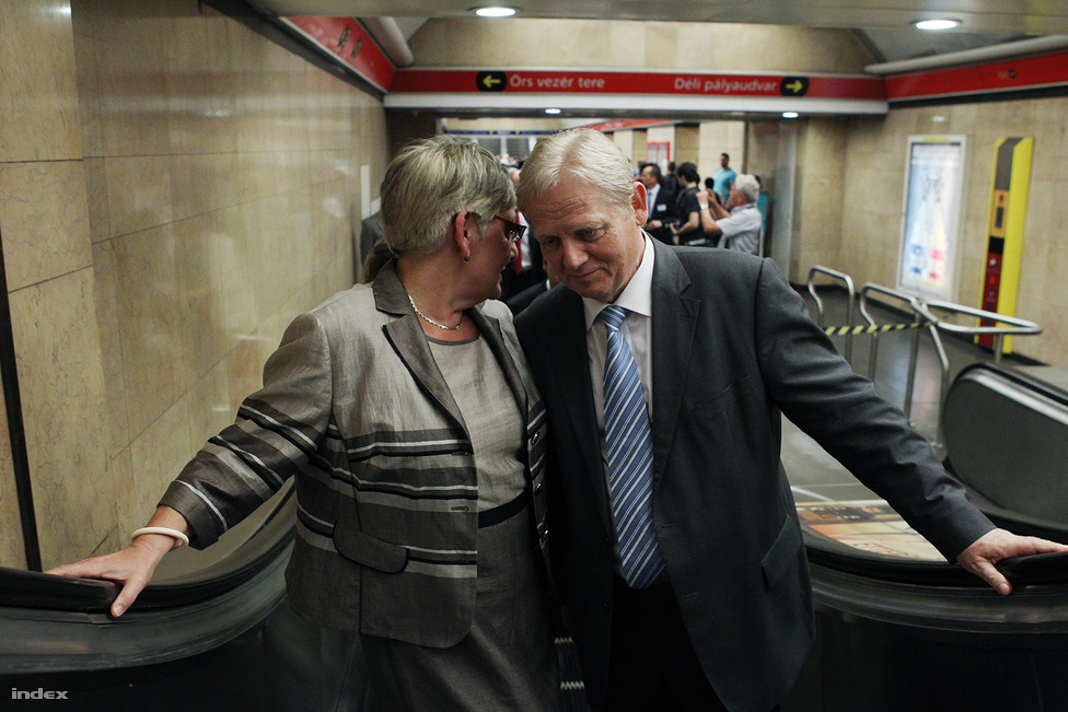 Németh Lászlóné nemzeti fejlesztési miniszter és Tarlós István főpolgármester beszélgetnek az Alstom metrókocsik első nyilvános próbaútján  július 10-én. 