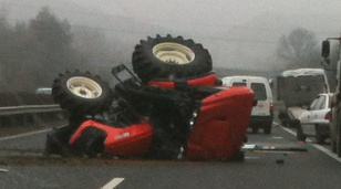 Traktor az autópályán