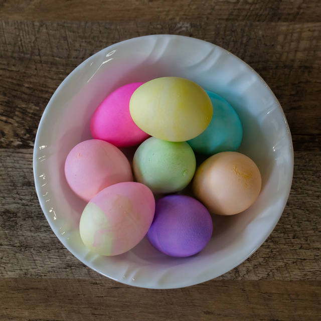 5 zöldség, amivel gyönyörűen befestheted a tojásokat: így pucolás után megeheted őket