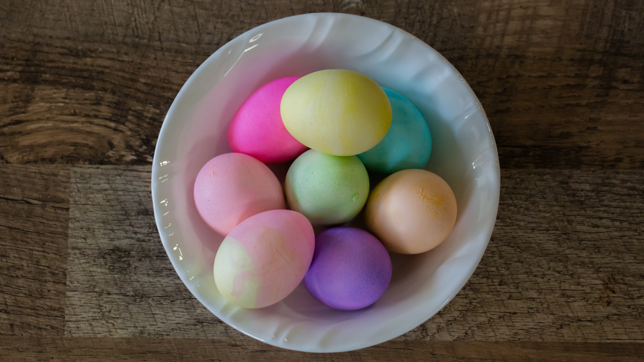 5 zöldség, amivel gyönyörűen befestheted a tojásokat: így pucolás után megeheted őket