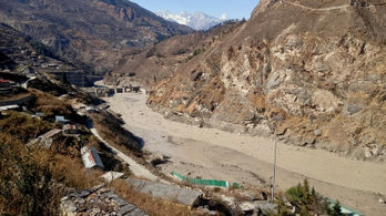 Túlélőket keresnek az észak-indiai gleccserszakadás miatt beomlott alagútnál