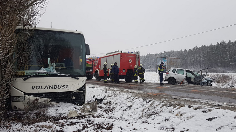 Buszbaleset történt Eger és Szarvaskő között
