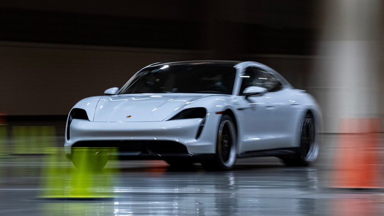 Sebességi rekord Porsche Taycannal – beltérben