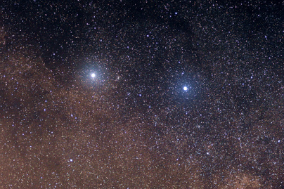 Rejtélyes, fényes foltot észleltek a csillagászok egy közeli csillagrendszernél