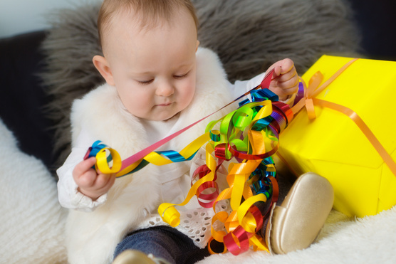 5 egyszerű játékötlet 1 éves kor alatt, ami fejleszti is a gyerek készségeit