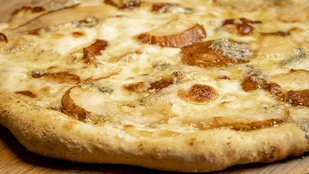 Készíts tejfölös pizzát erdei gombákkal és sajttal