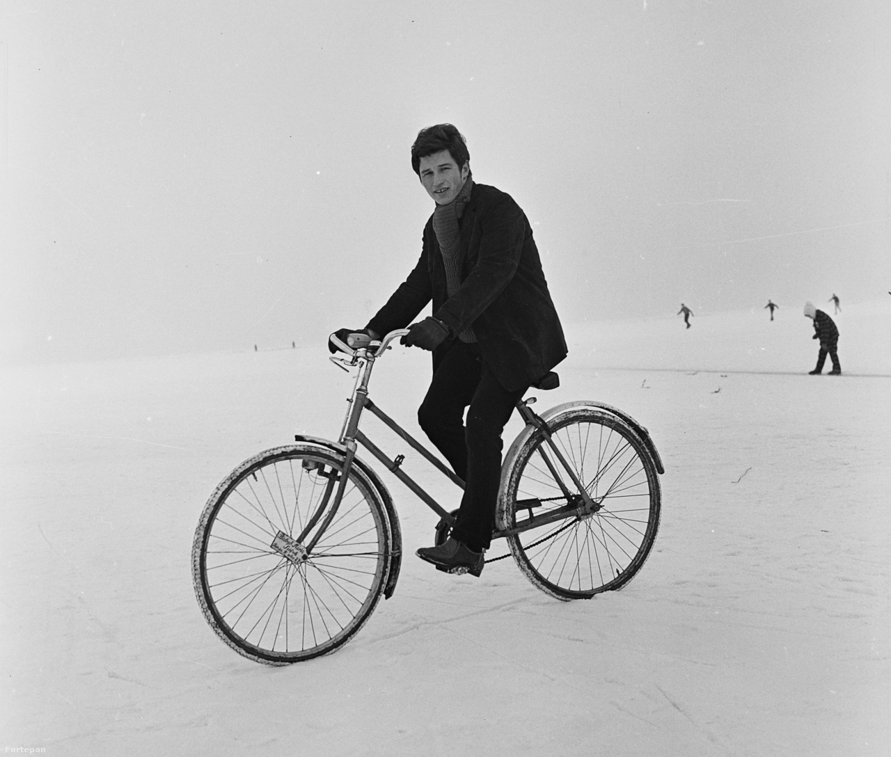 Biciklivel a befagyott Balatonon, Siófokon 1971-ben.