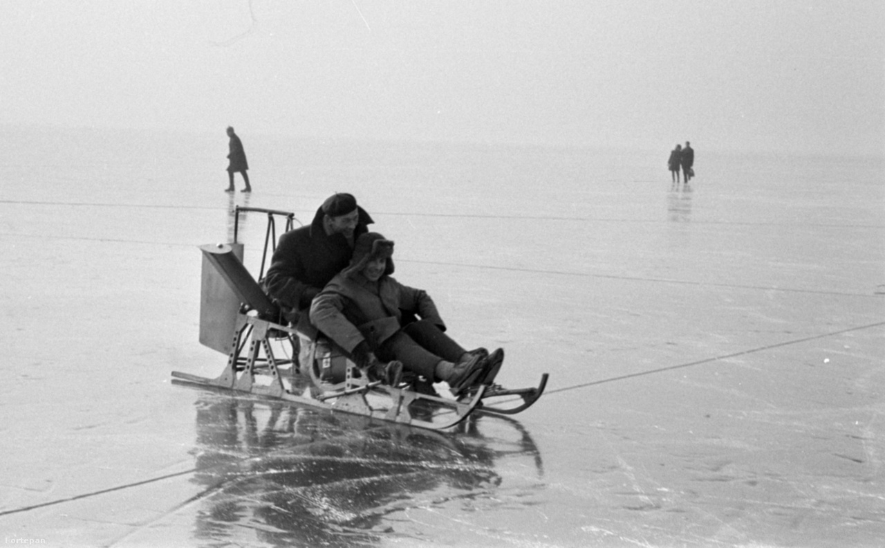 Az első balatoni motoros jégszán Balatonfüreden, 1967-ben, amelyet Csabankó Gyula technikus tervezett és készített. 