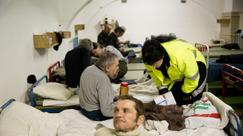 Többen mentek éjjeli menedékhelyre, sokan segítik a hajléktalanokat
