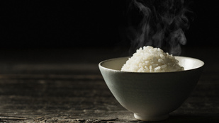 A jégkockás trükk valóban működik a rizs újramelegítésére – mutatjuk, milyen egyszerű!