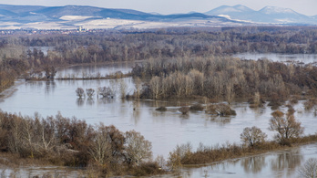 A Tisza Tivadarnál tetőzött, lejjebb még árad