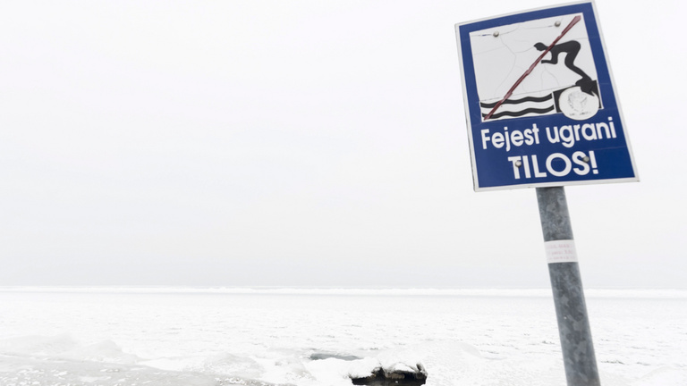 Csak így szabad a Balaton jegére menni, különben életveszélyes