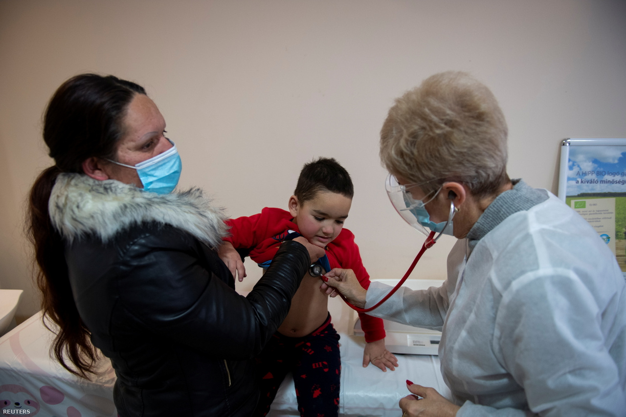 A 4- éves Berki Milán édesanyjával, Horvát Renátával az orvosnál.