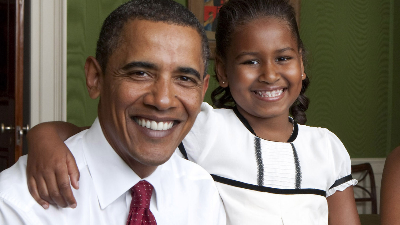 Barack Obama kisebbik lánya szép nővé érett: a 19 éves Sasha nővérével és szüleivel pózolt