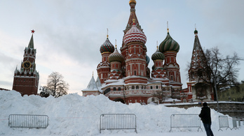 Nyolcvanezren takarítják a havat Moszkvában