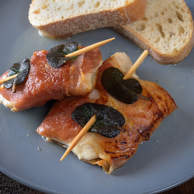 Csirkemell olasz módra, mozzarellával töltve: sonkával körbetekerve sül pirosra
