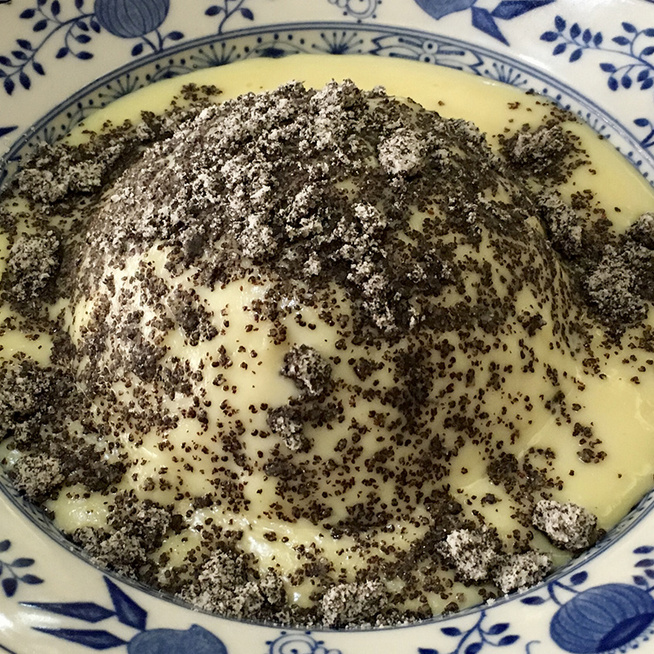 Remegős gőzgombóc selymes vaníliasodóval: a puha tészta csokis tölteléket kap