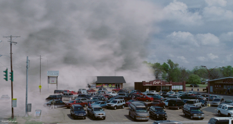 Stephen King egyik izgalmas világvége-látomása. A Köd című filmben sűrű felhők borítják be a világot egyik pillanatról a másikra, egy maroknyi túlélő pedig városuk áruházában talál menedéket, míg a bibliából átemelt lények és csapások el nem érik őket is.
