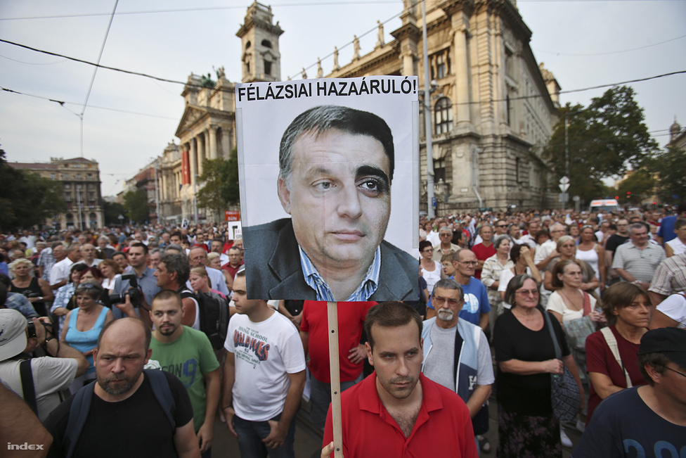 A Milla felhívására összegyűlt kétezer tüntető bocsánatot kért az örményektől és Orbán Viktort támadta a nemzetközi szinten is felzúdulást keltő azerbajdzsáni baltás gyilkos ügye miatt. a. Augusztus 31-én derült ki, hogy a magyar állam kiadta Ramil Sahib Safarovot Azerbajdzsánnak, ahol az elnöki kegyelemmel szabadult, és hősként ünnepelték. Az azeri férfi még 2004-ben verte agyon egy baltával az örmény katonatársát, amiért 2007-ben életfogytig tartó börtönbüntetésre ítélték.