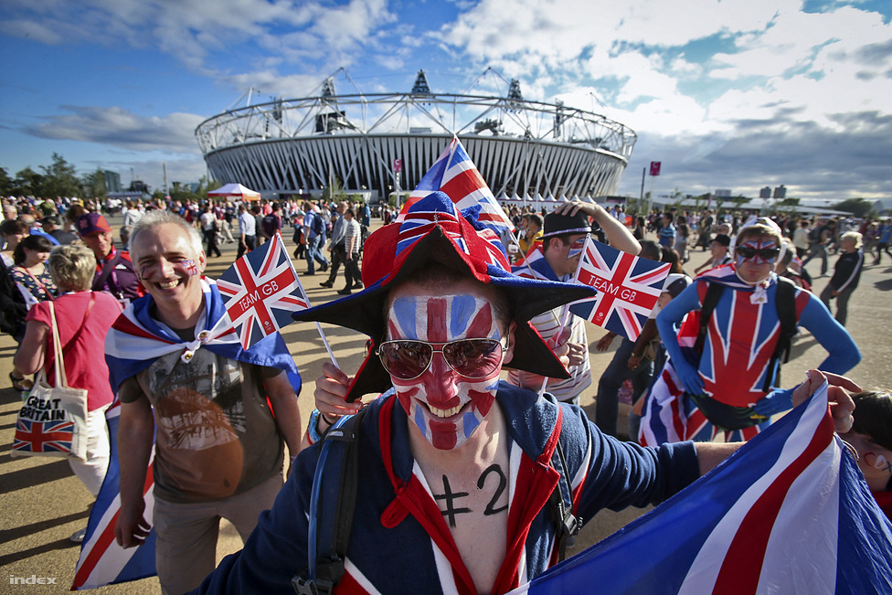 Brit lobogóknak kifestett és abba burkolódzott látogatók a londoni Olimpiai Stadion körül augusztus elsején.