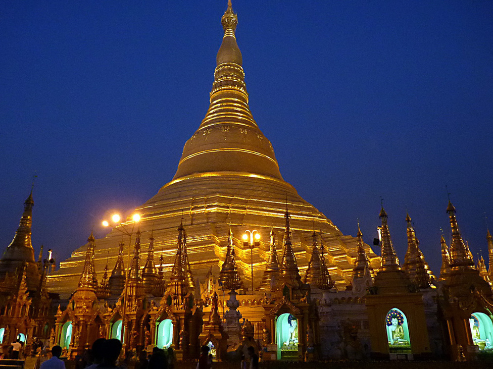A Shwedagon pagoda Burma legnépesebb városában, Yangonban. A burmaiak 90 százaléka a théraváda buddhizmus követője. A vallás nemcsak a hagyományok miatt fontos a burmaiak számára, de azért is, mert a buddhista szerzetesek a diktatúrában mindvégig a politikai ellenállás frontvonalában tevékenykedtek.