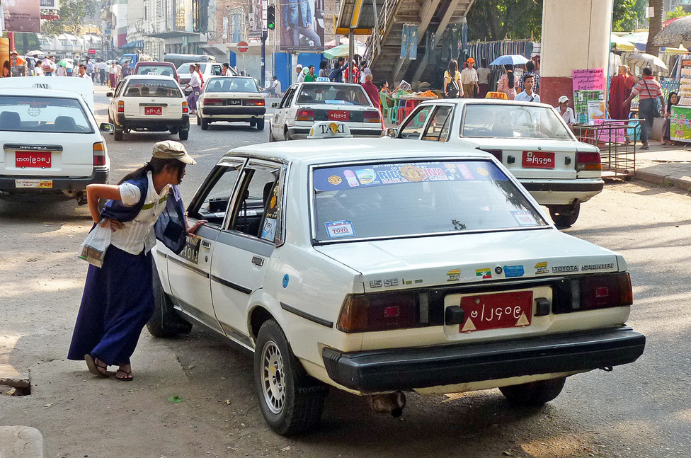 Nagyvárosi forgalom. Yangonban a taxik aránya legalább akkora, mint New Yorkban, de az állomány összetétele erősen különbözik: kivénhedt japán szedánok állnak az utasok rendelkezésére. Műszaki és esztétikai állapotukban nagy a szórás, de feladatukat: burmai mércével jó pénzért elvinni az utast A-ból B-be, betöltik. 