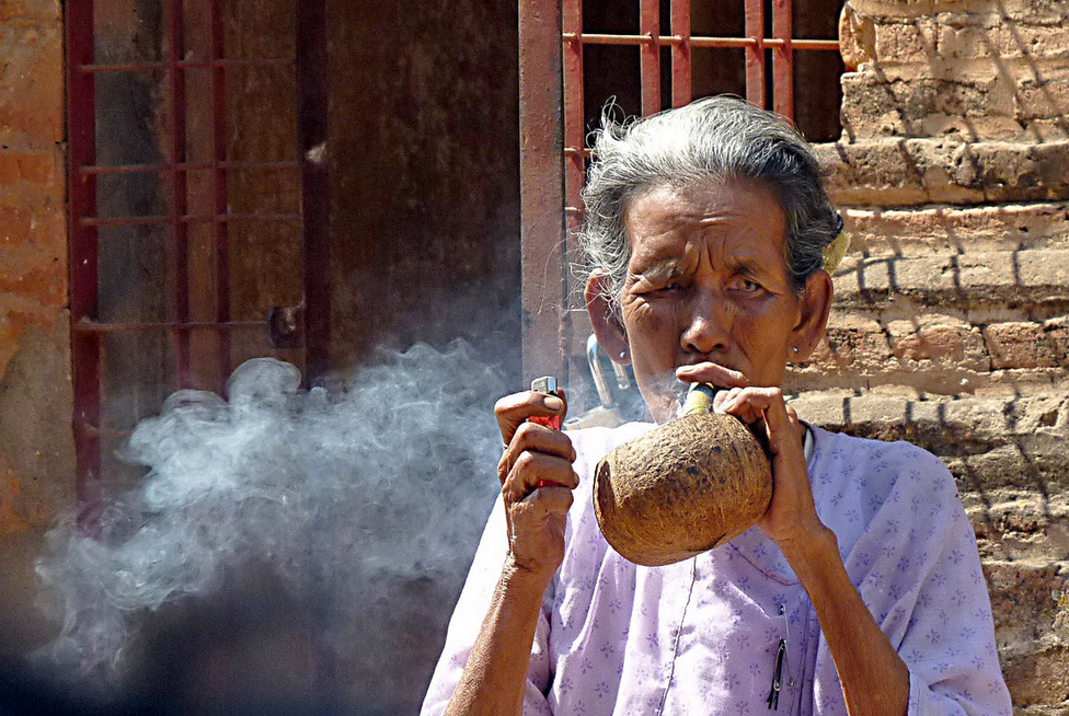 Szivarszünet. A kis manufaktúrákban, vagy akár falusi családi gazdaságokban, otthon készített füstölnivalók nagyon népszerűek Burmában. A kézzel sodort, különféle méretű szivarok egyrészt a hagyomány, másrészt az olcsóságuk miatt keresettek. A szivarozást a nők is legalább olyan élvezettel űzik, mint a férfiak. 