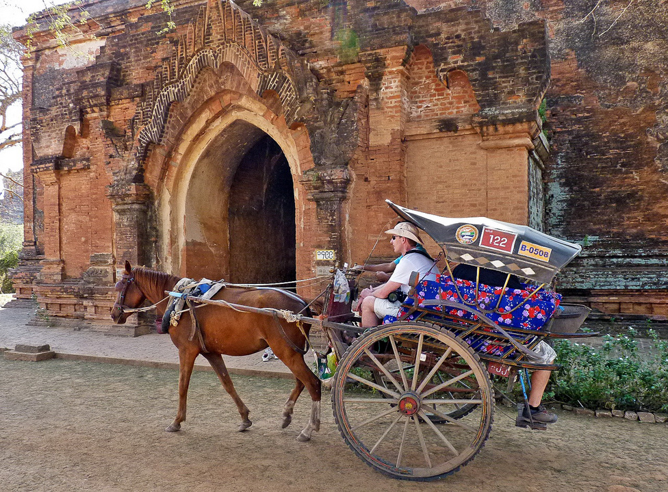 Aki azt akarja, hogy órákra elálljon a látványtól a lélegzete, utazzon el Baganba. Ez a vidék évszázadokkal ezelőtt a buddhista Bagani Királyság központja volt, és ma is egymást érik az akkoriban épített pagodák, sztupák, templomok. A terület bejárásának kényelmes módja egy lovaskocsi bérlése, akár több napra, hajtóval együtt, természetesen. 