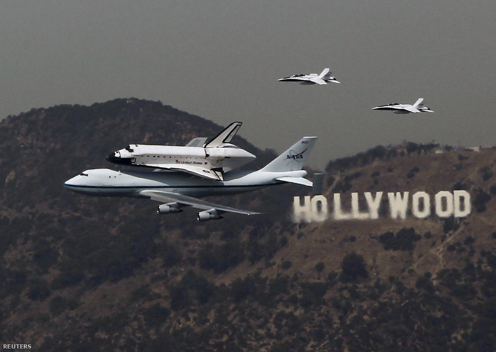 Az utolsó forgalomból kivont űrsikló, az Endeavour szeptember 20-án érkezett meg egy Boeing 747-es repülőgép tetejére szerelve Los Angelesbe, ahol kamionnal vontatták végső nyughelyére, a kaliforniai tudományos központba. Az űrrepülőgép utolsó útján valójában hazatért Kaliforniába, hiszen ott szerelték össze, a Los Angelestől északkeletre fekvő Palmdale-ben