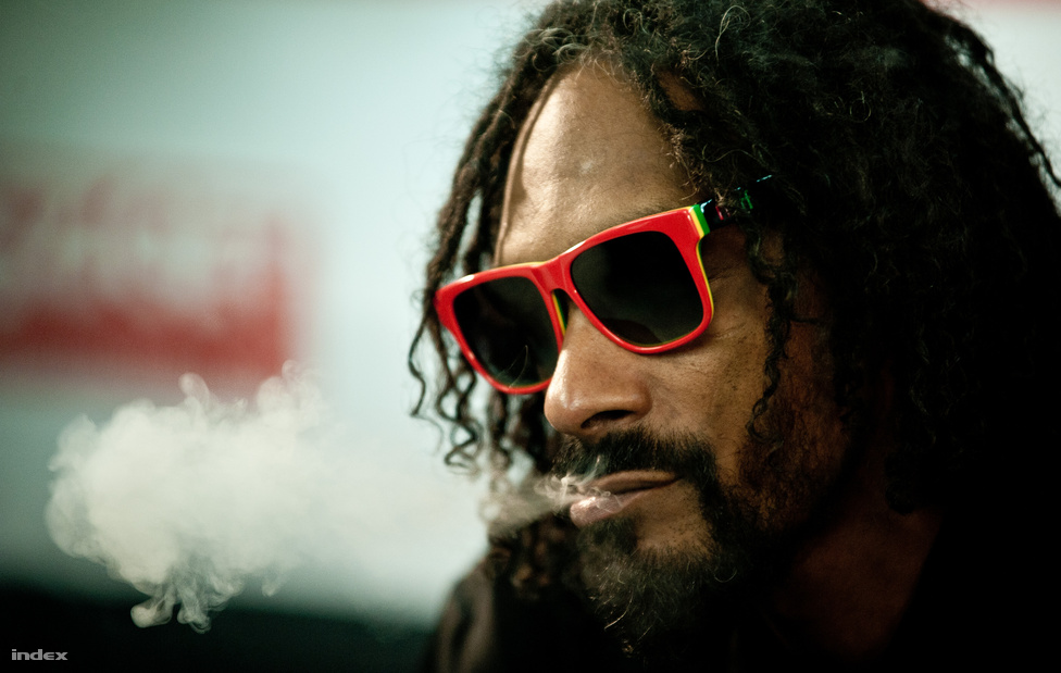 Calvin Broadus, ismertebb nevén Snoop Dogg a Sziget fesztiválon adott koncertje utáni sajtótájékoztatón augusztus 11-én. A művész idén paradigmaváltáson esett át, és immár Snoop Lion néven reggae lemezt adott ki. 