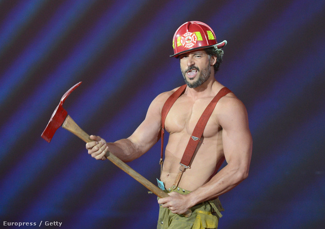 Joe Manganiello az MTV Movie Awardson 2012. június 3-án erotikus tűzoltóként