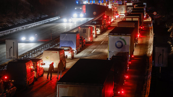 Koronavírusteszt miatt 40-50 kilométeres kocsisor kígyózik a német–cseh határon