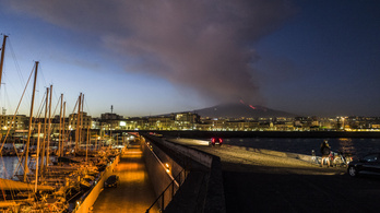 Ismét kitört az Etna, a környéken mindent elborít a vörös hamu