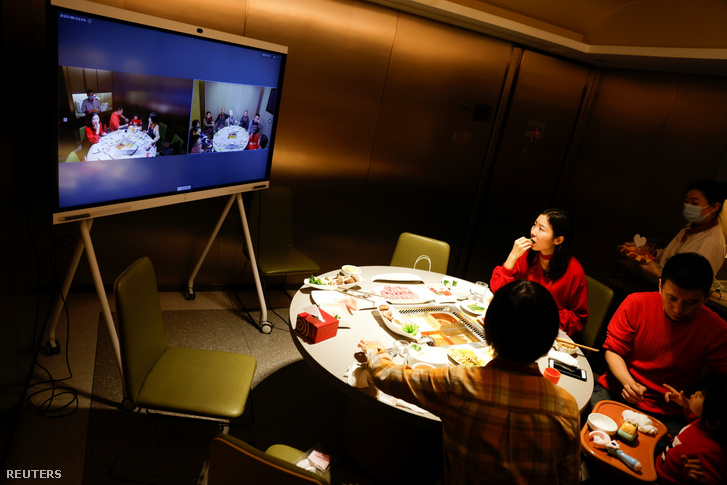 Az északi Csilin tartományban készült fotón egy kínai étterem járványbiztos szolgáltatása látható. Mivel a kormány arra kérte a lakosokat, hogy lehetőség szerint tartózkodjanak az utazástól, sok család videókonferencián ünnepel.