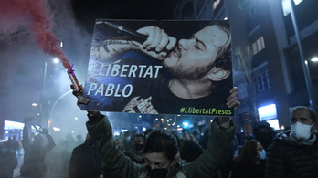 Elvitték a rendőrök a terrorizmust éltető rappert, Barcelona lángba borult
