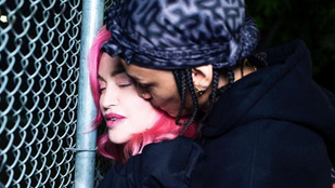 Madonna olyan fotókat posztolt, amiken 36 évvel fiatalabb szerelmével csókolózik-romantikázik
