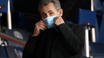 Soron kívül beoltották Nicolas Sarkozyt, kitört a felháborodás
