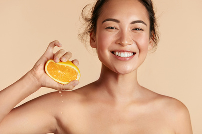 A C-vitamin 5 áldásos hatása a bőrre: serkenti a bőr kollagéntermelését, megelőzi a ráncokat