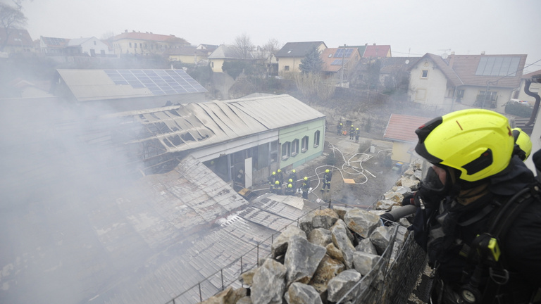Lángolt egy ezer négyzetméteres raktárépület Budapesten