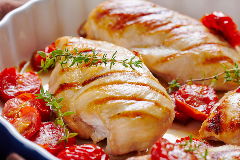 Zöldfűszeres, paradicsommal sült csirkemell: egyszerű, gyors és fenséges