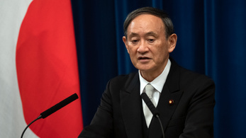 Bocsánatot kért a japán kormányfő, amiért a fia megvendégelt több minisztériumi alkalmazottat