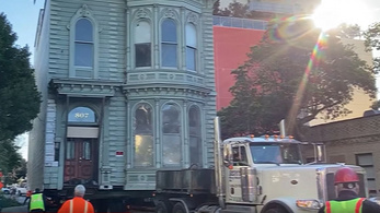 Kétemeletes villát vontattak át egy új telekre San Franciscóban