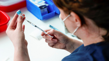 Akit Pfizer- vagy AstraZeneca-vakcinával oltanak be, nemigen kerül kórházba